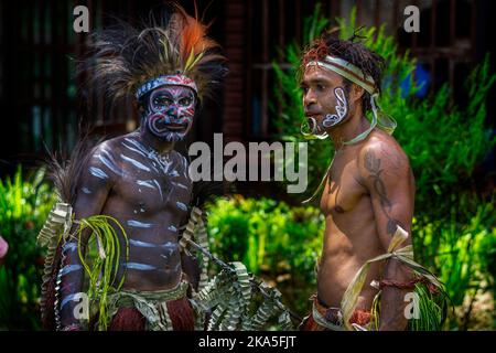 Indigene Krieger in traditioneller Tracht, die für Touristen ausgestellt werden, Alotau Cultural Festival, Alotau, Milne Bay Province, Papua-Neuguinea Stockfoto