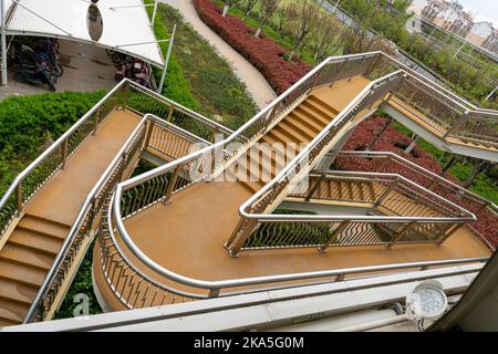 Moderne Wendeltreppe in der Stadt Stockfoto