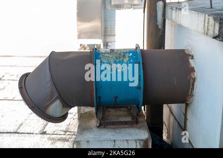 Auf dem Dach des Werks sind Abluftsysteme installiert Stockfoto