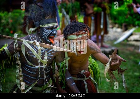 Indigene Krieger in traditioneller Tracht, die für Touristen ausgestellt werden, Alotau Cultural Festival, Alotau, Milne Bay Province, Papua-Neuguinea Stockfoto