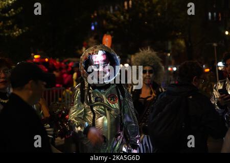 31. Oktober 2022, NYC, NY: (NEU) die jährliche Village Halloween Parade 49. in New York. 31. Oktober 2022, New York, USA: Die jährliche Village Halloween Parade 49. findet im Greenwich Village von ManhattanÃ¢â‚¬â„¢statt, um an der Halloween-Nacht etwas zu sehen und ist auch für seine schillernde Kreativität bekannt. Die Parade wird Hunderte von riesigen Marionetten, mehr als 50 Bands, Tänzer, Künstler und Tausende von in Kostümen getragenem New Yorker zeigen. Die Parade beginnt um 7pm Uhr auf der sechsten Avenue von der Canal Street zur West 15. Street in Manhattan mit Fans, die die Straßen anstehen.Credit: Jose Francisco/TheNews2 (Credit I Stockfoto