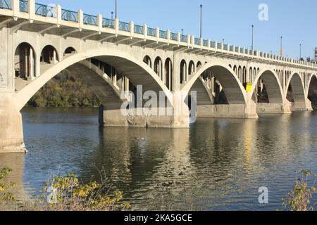 Die Universitätsbrücke über den South Saskatchewan River in Saskatoon, Saskatchewan, Kanada Stockfoto