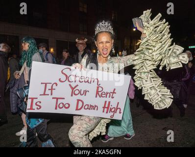 NEW YORK, N.Y. – 31. Oktober 2022: Kostümierte Demonstranten werden bei der jährlichen Village Halloween Parade 49. gesehen. Stockfoto