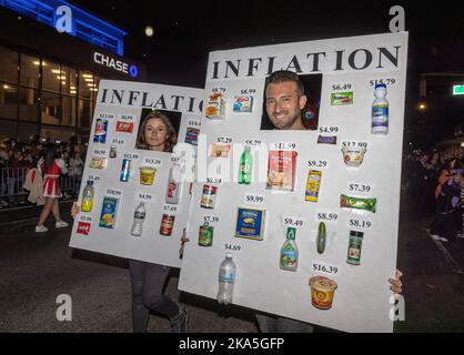 NEW YORK, N.Y. – 31. Oktober 2022: Kostümierte Demonstranten werden bei der jährlichen Village Halloween Parade 49. gesehen. Stockfoto