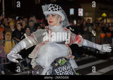 NEW YORK, NY – 31. Oktober 2022: Ein kostümierter Nachtschwärmer marschiert bei der jährlichen Village Halloween Parade 49.. Stockfoto