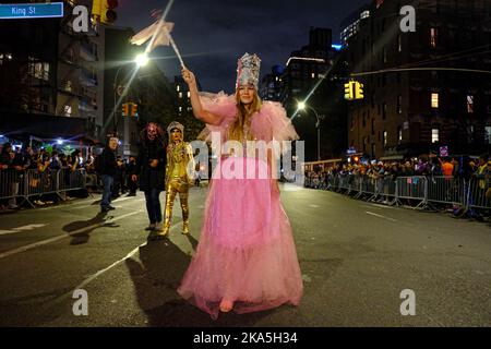 New York, NY, USA. 31. Oktober 2022. 49. jährliche Village Halloween Parade am 31. Oktober 2022 in New York City. Kredit: Katie Godowski/Media Punch/Alamy Live Nachrichten Stockfoto
