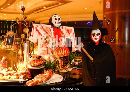 Dhaka, Bangladesch. 31. Oktober 2022. Halloween-Dekoration im Restaurant Dhaka während des Halloween-Festivals. Halloween oder Hallowe'en ist ein Fest, das in vielen Ländern jedes Jahr am 31. Oktober, dem Vorabend des westchristlichen Festes des Allerheiligen, gefeiert wird. Das Festival steht heute für Horrorfilme, Kostümfeste und Kürbisse. Halloween entstand mit einem alten keltischen Fest, bei dem Menschen Lagerfeuer anzündeten und Kostüme trugen, um Geister abzuwehren. Kredit: SOPA Images Limited/Alamy Live Nachrichten Stockfoto