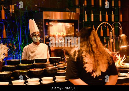 Dhaka, Bangladesch. 31. Oktober 2022. Halloween-Spezialitäten wurden in einem Restaurant in Dhaka serviert. Halloween oder Hallowe'en ist ein Fest, das in vielen Ländern jedes Jahr am 31. Oktober, dem Vorabend des westchristlichen Festes des Allerheiligen, gefeiert wird. Das Festival steht heute für Horrorfilme, Kostümfeste und Kürbisse. Halloween entstand mit einem alten keltischen Fest, bei dem Menschen Lagerfeuer anzündeten und Kostüme trugen, um Geister abzuwehren. (Foto von Piyas Biswas/SOPA Images/Sipa USA) Quelle: SIPA USA/Alamy Live News Stockfoto