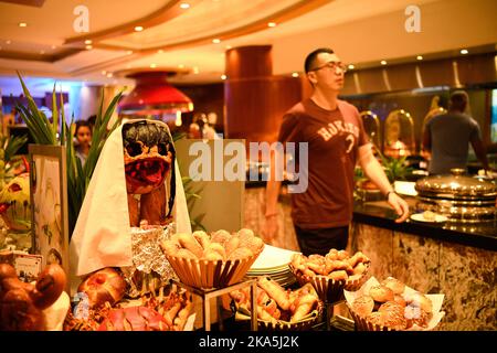 Dhaka, Bangladesch. 31. Oktober 2022. Halloween-Spezialitäten wurden in einem Restaurant in Dhaka serviert. Halloween oder Hallowe'en ist ein Fest, das in vielen Ländern jedes Jahr am 31. Oktober, dem Vorabend des westchristlichen Festes des Allerheiligen, gefeiert wird. Das Festival steht heute für Horrorfilme, Kostümfeste und Kürbisse. Halloween entstand mit einem alten keltischen Fest, bei dem Menschen Lagerfeuer anzündeten und Kostüme trugen, um Geister abzuwehren. (Foto von Piyas Biswas/SOPA Images/Sipa USA) Quelle: SIPA USA/Alamy Live News Stockfoto