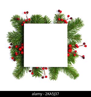 Weihnachten Grenze mit frischen Tannenzweigen und roten Beeren auf weißem Hintergrund arrangiert, kopieren Platz für Text Stockfoto