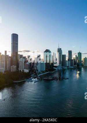 Vertikale Luftaufnahme der Stadt Brisbane in Australien bei Sonnenuntergang Stockfoto