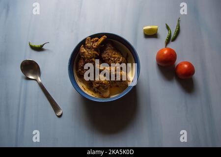 Indisches Chicken-Indische Art, serviert in einer Schüssel. Stockfoto