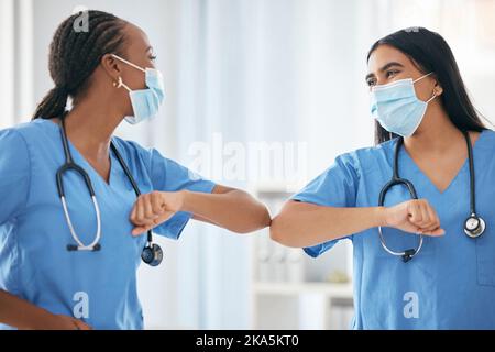 Covid, medizinische und Ellenbogengrüße mit Ärzten für Teamarbeit, glücklich und Unterstützung. Medizin, Gesundheitswesen und Virus mit Krankenschwester im Krankenhaus für Pandemie Stockfoto