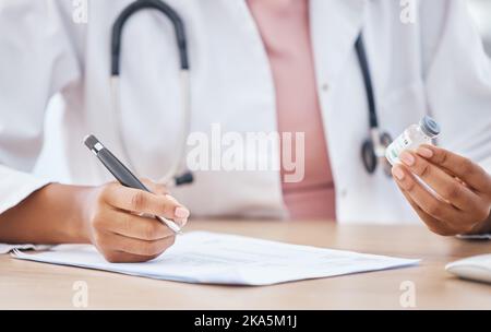 Gesundheitswesen, Hände und Arzt schreiben mit Covid-Impfstoff im Büro für Medizin, Compliance und Medizin. Hand, Dokumente und Ärztin mit Corona Stockfoto