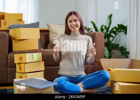 Portrait eines kleinen Startup Asiatische Unternehmerinnen, KMU-Inhaber mit lächelnden Gesichtern aus erfolgreichen Geschäftsabläufen Stockfoto