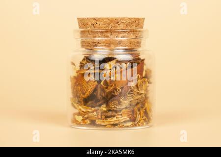 Getrocknete Fliege Agaric in einem Glas für die Mikrodosierung verwenden Nahaufnahme, Hack Geist Pilze. Stockfoto