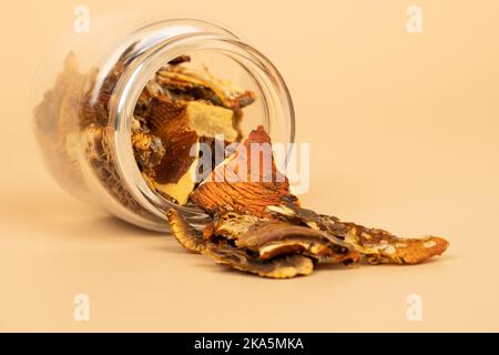 Rot getrocknete Fliege Agaric in einem Glas für schamanische Rituale und tiefe Trips, natürliche Muskarin-Pilze für die Mikrodosierung. Stockfoto