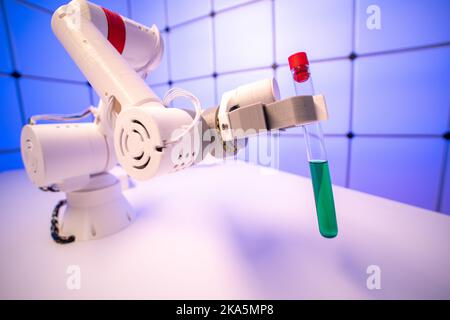 Roboter Nehmen Sie ein Reagenzglas mit einer Flüssigkeit. Labor von giftigen und gefährlichen Chemikalien Stockfoto