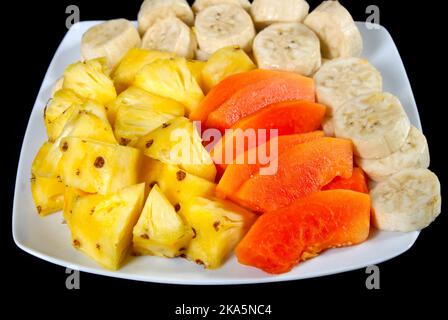 Tropische Früchte auf dem Teller, in Würfel geschnitten, frische exotische Obstteller. Früchte Sri Lankas. Stockfoto