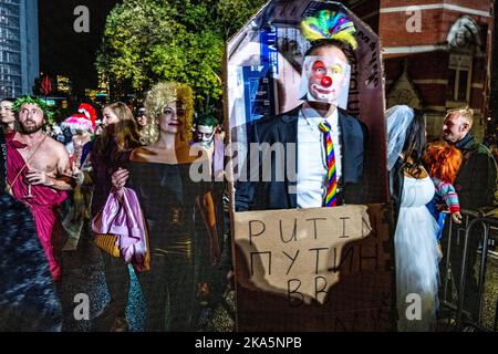 New York, USA. 31. Oktober 2022. Während der jährlichen Halloween Parade 49. im Greenwich Village in New York City tragen die Menschen eine rote Nase und ein russisches Wladimir Putin-Kostüm in einem Pappsärg. Kredit: Enrique Shore/Alamy Live Nachrichten Stockfoto