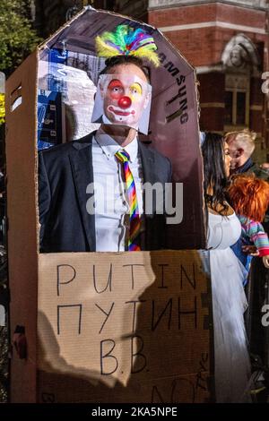 New York, USA. 31. Oktober 2022. Während der jährlichen Halloween Parade 49. im Greenwich Village in New York City tragen die Menschen eine rote Nase und ein russisches Wladimir Putin-Kostüm in einem Pappsärg. Kredit: Enrique Shore/Alamy Live Nachrichten Stockfoto