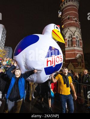 New York, USA. 31. Oktober 2022. Die Menschen tragen Kostüme, während sie an der jährlichen Halloween Parade 49. im Greenwich Village in New York City teilnehmen. Kredit: Enrique Shore/Alamy Live Nachrichten Stockfoto
