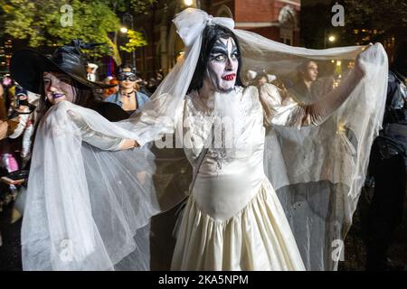 New York, USA. 31. Oktober 2022. Die Menschen tragen Kostüme, während sie an der jährlichen Halloween Parade 49. im Greenwich Village in New York City teilnehmen. Kredit: Enrique Shore/Alamy Live Nachrichten Stockfoto