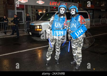 New York, USA. 31. Oktober 2022. Menschen tragen UN-Kostüme, während sie an der jährlichen Halloween Parade 49. im Greenwich Village in New York City teilnehmen. Kredit: Enrique Shore/Alamy Live Nachrichten Stockfoto