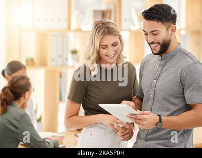 Digitale Tablets, glückliche und Geschäftsleute arbeiten im Büro zusammen, indem sie Kollegen lachen, die über digitales Marketing scherzen. Mann, Frau und Stockfoto