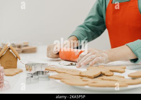 Ein Junge macht Neujahrskekse in der Küche. Heiligabend, Silvester. Stockfoto