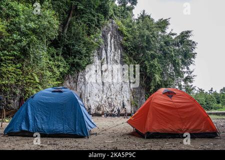 Kendari, Indonesien. 30. Oktober 2022. Reihen von Zelten für Besucher von Karstklettertouren in Konawe. Sawapudo Cliff, das Karstfelsen mit einer Höhe von etwa 20 Metern hat, wird von vielen Touristen und Naturliebhabern als Klettergebiet besucht. Kredit: SOPA Images Limited/Alamy Live Nachrichten Stockfoto