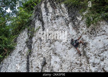 Kendari, Indonesien. 30. Oktober 2022. Ein Besucher versucht, auf die Spitze der Karstklippen in Konawe zu klettern. Sawapudo Cliff, das Karstfelsen mit einer Höhe von etwa 20 Metern hat, wird von vielen Touristen und Naturliebhabern als Klettergebiet besucht. Kredit: SOPA Images Limited/Alamy Live Nachrichten Stockfoto