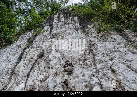 Kendari, Indonesien. 30. Oktober 2022. Ein Besucher versucht auf einer Klettertour in Konawe eine Karstklippe zu erklimmen. Sawapudo Cliff, das Karstfelsen mit einer Höhe von etwa 20 Metern hat, wird von vielen Touristen und Naturliebhabern als Klettergebiet besucht. (Foto von Andry Denisah/SOPA Images/Sipa USA) Quelle: SIPA USA/Alamy Live News Stockfoto