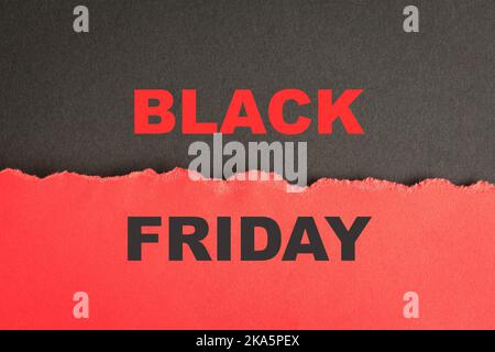 Schwarzer Freitag, Text auf schwarzem und rotem Papier. Für Werbung. Stockfoto