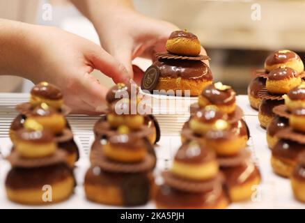 Paris, Frankreich. 31. Oktober 2022. Schokoladengebäck wird im Salon du Chocolat 27. auf der Versailles Expo in Paris, Frankreich, am 31. Oktober 2022 ausgestellt. Der Salon du Chocolat (Schokoladenmesse) 27. fand vom 28. Oktober bis 1. November statt. Kredit: Gao Jing/Xinhua/Alamy Live Nachrichten Stockfoto