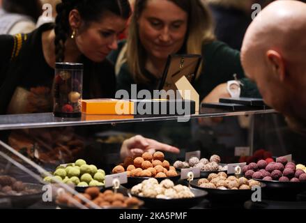 Paris, Frankreich. 31. Oktober 2022. Besucher besuchen den Salon du Chocolat 27. auf der Versailles Expo in Paris, Frankreich, am 31. Oktober 2022. Der Salon du Chocolat (Schokoladenmesse) 27. fand vom 28. Oktober bis 1. November statt. Kredit: Gao Jing/Xinhua/Alamy Live Nachrichten Stockfoto