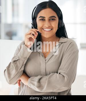 Kontaktieren Sie uns, Callcenter und Frau im Kundensupport gerne Kunden mit Kredit- oder Versicherungsberatung zu helfen. Lächeln Sie, über uns und den indischen Vertriebsmitarbeiter Stockfoto