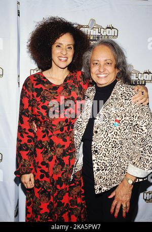 24. September 2022: Hamilton, Ontario, Kanada. Die Schauspielerinnen Karyn Parsons und Daphne Reid (aus der NBC-Sitcom „The Fresh Prince of Bel-Air“) auf der Hamilton Comic Con im Canadian Warplane Heritage Museum. Stockfoto