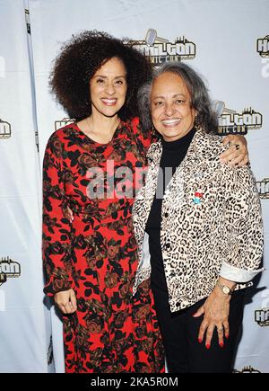 24. September 2022: Hamilton, Ontario, Kanada. Die Schauspielerinnen Karyn Parsons und Daphne Reid (aus der NBC-Sitcom „The Fresh Prince of Bel-Air“) auf der Hamilton Comic Con im Canadian Warplane Heritage Museum. Stockfoto