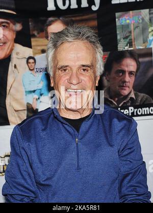 24. September 2022: Hamilton, Ontario, Kanada. Der US-amerikanische Schauspieler Terry Kiser (bekannt für die Darstellung der verstorbenen Titelfigur der Komödie „Weekend at Bernie's“) auf der Hamilton Comic Con im Canadian Warplane Heritage Museum. Stockfoto