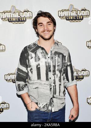 24. September 2022: Hamilton, Ontario, Kanada. Der US-amerikanische Schauspieler RJ Mitte (bekannt für seine Rolle als Walter Flynn White Jr. in der AMC-Serie Breaking Bad) auf der Hamilton Comic Con im Canadian Warplane Heritage Museum. Stockfoto