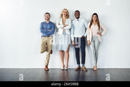 Selbstbewusste Personen bilden ein selbstbewusstes Team. Studioaufnahme einer vielfältigen Gruppe von selbstbewussten Geschäftsleuten. Stockfoto