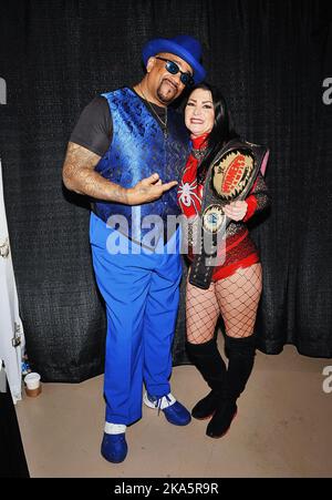 24. September 2022: Hamilton, Ontario, Kanada. Die pensionierten WWE-Wrestler, The Godfather und Lisa Marie Varon auf der Hamilton Comic Con im Canadian Warplane Heritage Museum. Stockfoto
