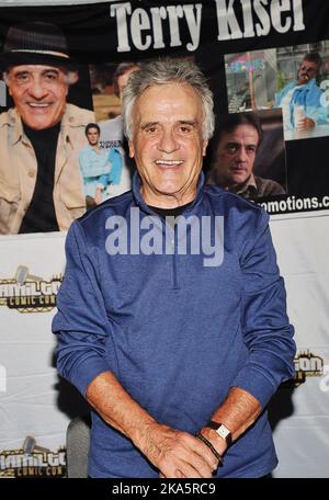 24. September 2022: Hamilton, Ontario, Kanada. Der US-amerikanische Schauspieler Terry Kiser (bekannt für die Darstellung der verstorbenen Titelfigur der Komödie „Weekend at Bernie's“) auf der Hamilton Comic Con im Canadian Warplane Heritage Museum. Stockfoto