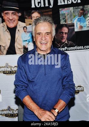 24. September 2022: Hamilton, Ontario, Kanada. Der US-amerikanische Schauspieler Terry Kiser (bekannt für die Darstellung der verstorbenen Titelfigur der Komödie „Weekend at Bernie's“) auf der Hamilton Comic Con im Canadian Warplane Heritage Museum. Stockfoto