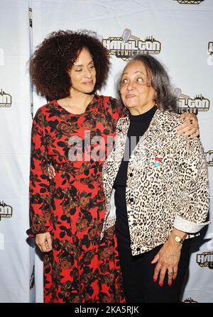 24. September 2022: Hamilton, Ontario, Kanada. Die Schauspielerinnen Karyn Parsons und Daphne Reid (aus der NBC-Sitcom „The Fresh Prince of Bel-Air“) auf der Hamilton Comic Con im Canadian Warplane Heritage Museum. Stockfoto