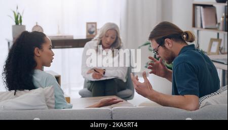 Stress, Scheidung und Paar in der Beratung mit Psychologen hören Kampf, Eheprobleme und Konflikte. Psychologie, Ärger und Therapeut Stockfoto