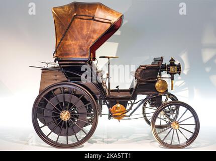 Stuttgart, Deutschland. 28. Oktober 2022. 1896 Benz 'Reimenwagen' Vis-a-Vis im Mercedes-Benz Museum. (Bild: © Igor Golovniov/SOPA Images via ZUMA Press Wire) Stockfoto
