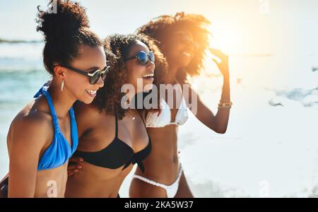 Was wäre das Leben ohne beste Freunde. Eine Gruppe glücklicher junger Frauen, die gemeinsam am Strand Spaß haben. Stockfoto