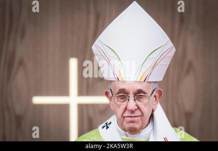 File Photo vom 26/8/2018 von Papst Franziskus, der eine erhebliche Reduzierung der globalen CO2-Emissionen bewirken könnte, indem er Katholiken dazu auffordert, an einem Freitag zur traditionellen Praxis zurückzukehren, kein Fleisch zu essen, so eine Studie. Forscher der Universität Cambridge beurteilten die Auswirkungen einer Rückkehr der Katholiken in England und Wales zu fleischfreien Freitagen im Jahr 2011. Ausgabedatum: Dienstag, 1. November 2022. Stockfoto